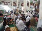jemaah-solat-jumat-di-masjid-suro-palembang-di-tengah-wabah-virus-corona.jpg