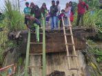 jembatan-air-bayau-4-lawang-roboh-siswa.jpg