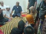 jenazah-alm-martin-tiba-di-rumah-duka-sabtu-1642016_20160416_212948.jpg