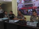 kapolda-sumsel-menggelar-press-conference-di-gedung-catur-sakti-senin-3052016_20160530_115605.jpg