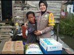 kapolsek-su-ii-palembang-kompol-yenni-yang-memberikan-bantuan.jpg