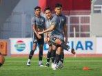 kapten-tim-ks-tiga-naga-gulam-fatkur-r-menggelar-latihan.jpg