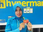 karyawati-hypermart-citimall-lahat-menunjukkan-hicard_20170120_172312.jpg