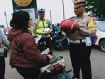 kasat-lantas-polres-oku-timur-akp-beni-nofiza-se-memberikan-helm_20181108_090557.jpg