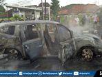 kebakaran-mobil-nisa2n-grand-livina-di-simpang-polda-palembang-senin-1132019.jpg
