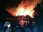 kebakaran-terjadi-di-kampung-abadi-kelurahan-pasar-muaradua_20170807_114306.jpg