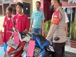 kedua-pelaku-saat-memperagakan-cara-membobol-sepada-motor-Jumat-1352022.jpg