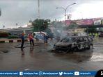 kejadian-mobil-terbakar-di-jalan-demang-lebar-daun-palembang.jpg