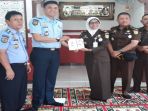 kejari-okut-bagi-bagi-buku_20180724_190559.jpg