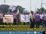 kena-phk-massal-puluhan-karyawan-pt-bim-gelar-unjuk-rasa.jpg