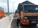 kendaraan-truk-di-gerbang-tol-keramasan-ogan-ilir-disuruh-putar-balik.jpg