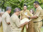 kepala-bkpsdm-kabupaten-musirawas-rudi-irawan-mengantarkan-langsung-sk-kenaikan-pangkat-pns.jpg