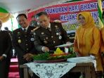 kepala-kejati-sumsel-ali-mukartono-sh-didampingi-jajarannya-memotong-tumpeng_20180723_143329.jpg