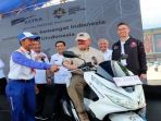 kepala-wilayah-astra-motor-sumsel-ronny-agustinus-menyerahkan-50-unit-motor-pcx_20180723_140720.jpg