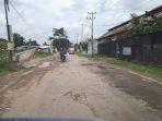 kerusakan-jalan-lettu-karim-kadir-yang-berada-di-kecamatan-gandus-kota-palembang.jpg