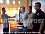 ketua-kpu-pagaralam-boy-arcan-saat-menyerahkan-berkas-daftar-calon-tetap-dct_20180921_160200.jpg