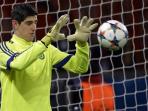kiper-chelsea-thibaut-courtois-tangkap-bola.jpg