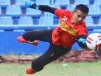 kiper-sriwijaya-fc-haris-rotinsulu-terbang-melompat.jpg