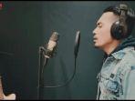 kiper-utama-sriwijaya-fc-imam-arief-fadilah-rekaman-lagu-di-studio-rekaman-bandung.jpg