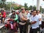 kombes-pol-didi-hayamansyah-menolong-korban.jpg