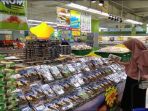 konsumen-hypermart-palembang-indah-mall-pim-tengah-memilih-produk-kurma-murah-jumat-01062018_20180601_175744.jpg