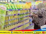 konsumen-hypermart-tengah-membeli-produk-kosmetik-jumat-26102018_20181026_204251.jpg