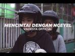 lirik-dan-terjemahan-lagu-Mencintai-dengan-Ngeyel.jpg