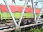 lubang-yang-ada-di-jembatan-pematang-panggang.jpg
