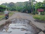 Warga Keluhkan Jalan Lintas Lubuk Keliat-Muara Kuang di Ogan Ilir Rusak Parah Seperti Kubangan