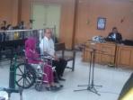 lucianty-jalani-sidang-dengan-menggunakan-kursi-roda_20160407_112404.jpg