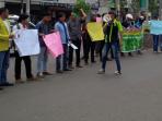 mahasiswa-hmi-saat-menggelar-aksi-di-simpang-rca-lubuklinggau_20151203_170800.jpg