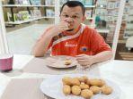 manajer-sriwijaya-fc-hendri-zainuddin-menu-buka-puasa-tak-lepas-dari-pempek-dan-teh-hangat.jpg
