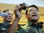 mantan-panglima-tni-jenderal-moeldoko-menunjukkan-jam-tangannya-saat-jumpa-pers-acara-kerja-sama-tni.jpg