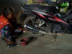 masitoh-menambal-ban-motor_20171222_135648.jpg