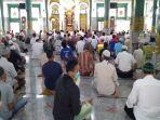 masjid-agung-salat-berjemaah.jpg
