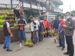 masyarakat-kota-pagaralam-yang-sedang-mengantri-gas-lpg-bersubsisi-3-kilogram.jpg
