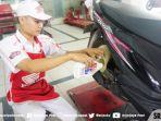 mekanik-astra-motor-sumsel-mengganti-oli-motor.jpg