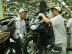 mekanik-menyiapkan-rangka-new-honda-beat-street-esp-di-pabrik_20181108_113449.jpg