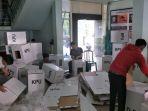 merakit-kotak-suara-berbahan-kardus-di-kantor-kpu-palembang.jpg