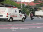 mobil-ambulans-ambulance-dengan-sirene-membawa-pasien-covid-19.jpg