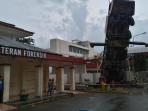 mobil-crane-timpa-bangunan-rsmh_20151216_172427.jpg