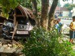 mobil-nisan-profit-tabrak-pohon.jpg