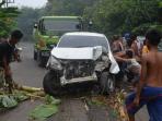mobil-tabrak-tiang-listrik-hingga-ringsek.jpg