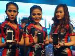 model-memamerkan-ponsel-4g-lte-pertama-smartfren_20150609_145710.jpg
