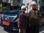 musa-kanan-serta-adiknya-berpose_20170617_130821.jpg