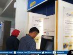 nasabah-bertransaksi-di-fasilitas-atm-milik-salah-satu-bank-bumn.jpg