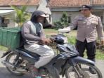 Polisi di Muara Enim Sumsel Bagikan Nasi ke Pengendara, Warga : Semoga Berkelanjutan
