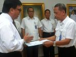 nasrun-umar-sh-mm-menyerahkan-sk-kepada-widada-sukrisna-api-msi_20171005_170400.jpg