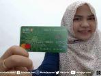 nur-aini-saat-menunjukkan-kartu-kredit-hasanah-card-bni-miliknya-sabtu-1210.jpg