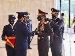 panglima-tni-marsekal-hadi-tjanjanto-menganugerahi-kapolri-jenderal-idham-aziz.jpg